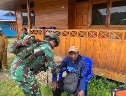 Hangatkan Perbatasan, TNI Datangi Rumah Warga untuk Obati dengan Cinta