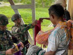Peduli Hangatkan Papua Satgas Yonif 521/DY Berikan Bantuan Pakaian dan Selimut