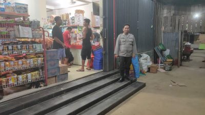 Patroli Malam Jaga Keamanan Warga, Polisi Sambangi Toko dan Warga di Kecamatan Air Besar