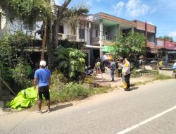Demi Keselamatan Bersama, Polsek dan Warga Gotong Royong Bersihkan Batang Kayu Rapuh