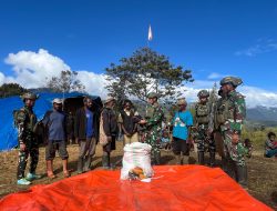 Aksi Kemanusiaan Satgas TNI di Eronggobak: Serahkan Pakaian Layak Pakai untuk Warga Pengungsi