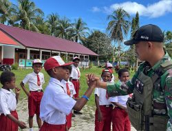 Belajar Disiplin Dan Cinta Tanah Air SD Mosso Bersama Satgas Yonif 131/Brajasakti