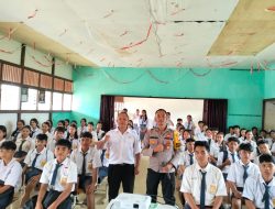 Bhabinkamtibmas Hadiri MPLS di SMAN 03 Sengah Temila, Beri Sosialisasi Bahaya Narkoba kepada Siswa Baru