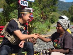 Satgas Operasi Damai Cartenz Sambangi Mama-mama di Distrik Kulirik, Puncak Jaya