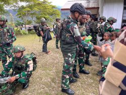 Berbagi untuk Negeri, Satgas Yonif 751/VJS Pos Okpol Hadirkan Kebahagiaan di Kampung Kutdol