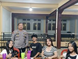 Wujudkan Kamtibmas, Petugas Polsek Sengah Temila Sambangi Anak Muda Saat Patroli Malam