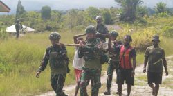 Tandu Manual Satgas Yonif 521/DY Berikan bantuan Layanan Kesehatan Kepada Masyarakat di Distrik Apalapsili Papua