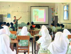Babinsa Koramil Gondanglegi Gelar Penyuluhan Cegah Penyalahgunaan Narkoba di MTs AL Ihsani