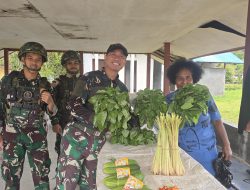 Dansatgas Yonif 763/SBA Kunjungi Pasar Rakyat Maybrat, Beli Hasil Jualan Mama-Mama Papua