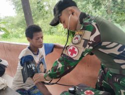 Satgas Yonif 126/KC Pos Arimop Gelar Pelayanan Kesehatan dan Pembelian Hasil Buruan di Pasar Pagi Kampung Maju