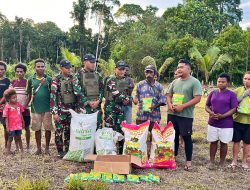 Satgas Yonif 131/Brajasakti Serahkan Pupuk dan Bibit Jagung kepada Petani Skofro, Dukung Ketahanan Pangan di Perbatasan