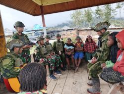 Satgas TNI Menyatu dengan Rakyat: Ibadah, Pelayanan Kesehatan, dan Ngopi Penuh Cinta di Eronggobak