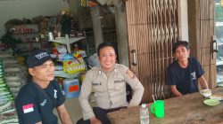 Sambangi Warga Yang Sedang Nongkrong, Patroli Polsek Kuala Behe Sampaikan Pesan Kamtibmas