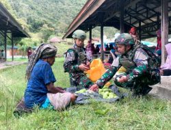Borong Hasil Bumi Satgas Yonif 521/DY Membantu Meningkatkan Perekonomian Warga di Pasar Bolakme