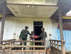 Satgas Yonif 642/Kps Pos Mesna Berbagi Sembako di Kampung Mesna