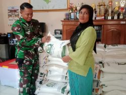 Babinsa Kemusu Dampingi Penyaluran Bantuan Beras untuk Warga Kedungmulyo