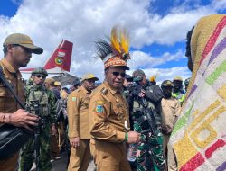 Satgas TNI Kawal Kunker Bupati Puncak: Serahkan Dana Kampung dan Sembako, Teguhkan Komitmen Bangun Daerah Pedalaman