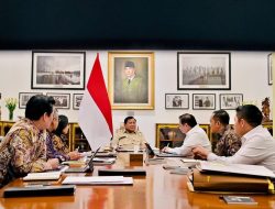 Presiden Prabowo Subianto Memimpin Rapat Bersama Jajaran Menteri Bidang Perekonomian di Istana Merdeka