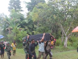 Belasungkawa Satgas Yonif 521/DY Kunjungi ke rumah duka di Distrik Apalapsili