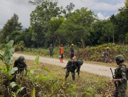 TNI dan Dinas PU Bersinergi: Pos Dinmot Gelar Pembersihan Jalan Oksibil–Iwur