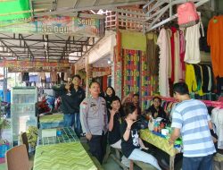 Warganya Lagi Duduk Santai Di Sambangi oleh Polisi Di Saat Patroli siang
