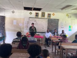Satgas TNI Tanamkan Semangat Kebangsaan kepada Orang Tua Siswa SD Inpres Sinak