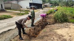 Polri Peduli Lingkungan , Polsek Mempawah Hulu Kerja Bakti Bersama Warga