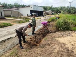 Polri Peduli Lingkungan , Polsek Mempawah Hulu Kerja Bakti Bersama Warga