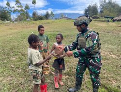 Manisnya Kasih di Tanah Kago: Satgas TNI Menyapa dengan Hati, Bukan Sekedar Permen