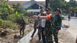 Tinjau Lokasi TMMD, Dansatgas TMMD Reguler Ke-125 Membaur Bersama Anggota Dan Warga Kerjakan Sasaran Fisik