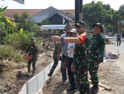 Tinjau Lokasi TMMD, Dansatgas TMMD Reguler Ke-125 Membaur Bersama Anggota Dan Warga Kerjakan Sasaran Fisik