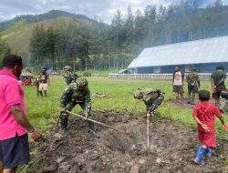 TNI dan Rakyat Menyatu dalam Duka: Satgas TNI Hadiri Bakar Batu di Kampung Mayuberi