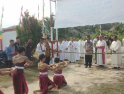 Polsek Kuala Behe Amankan Kegiatan Pemberkatan Dan Peresmian Kuasi Paroki Gereja Santo Yakobus Kuala Behe Menjadi Paroki Oleh Uskup Agung Pontianak