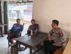 Dengan Terik Matahari, Petugas Polsek Mandor Tetap Semangat Patroli Siang, Sapa Warga dan Pemilik Toko