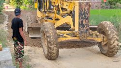 Motor Grader Bergerak Meratakan Timbunan Jalan Di Sasaran TMMD 125 Kodim 1417/Kendari