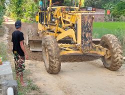 Motor Grader Bergerak Meratakan Timbunan Jalan Di Sasaran TMMD 125 Kodim 1417/Kendari