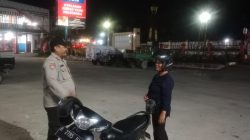 Patroli Malam Hari Polsek Ngabang Di Areal Pertokoan Untuk Menekan Aksi Kriminalitas