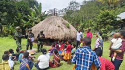 Berbagi Kasih Penuh Cinta Satgas 521/DY Menyambung Silaturahmi di Distrik Kurima