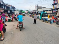 Di Bawah Terik Matahari, Petugas Polsek Sengah Temila Tetap Sambangi Warga dalam Patroli Siang Hari