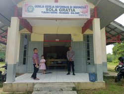 Personil Polsek Ngabang Laksanakan Pengamanan Di Gereja Untuk Ciptakan Situasi Kondusif
