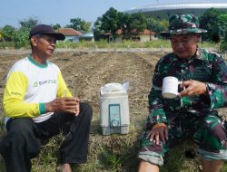 Canda Tawa Warnai Waktu Istirahat Satgas TMMD Reguler Ke-125 Kodim 0735/Surakarta Bersama Warga