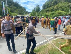 Warga Palang Jalan Depan RS Pratama Maybrat, Polisi dan Pemda Respon Cepat Lakukan Mediasi