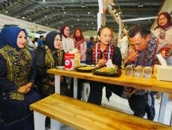 Kunjungan Kapolri dan Ketua Umum Bhayangkari ke stan Bhayangkari Aceh