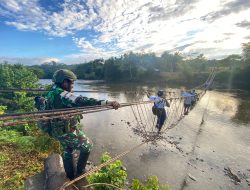 Menyeberang Sungai Demi Ilmu: TNI di Pos Iwur Jadi Penjaga Masa Depan Anak Bangsa