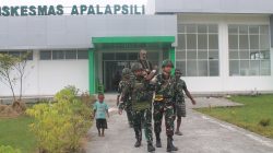 Satgas Yonif 521/DY Bantu Warga Apalapsili Jalani Kontrol Kesehatan di Puskesmas