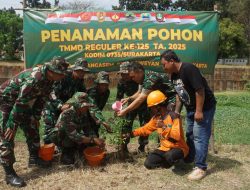 Sukseskan Program Unggulan Kasad, Satgas TMMD Reguler Ke-125 Kodim 0735/Surakarta Bersama Masyarakat Laksanakan Penanaman Pohon