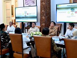 Presiden Prabowo Subianto memimpin rapat terbatas dengan Wakil Presiden Gibran Rakabuming dan sejumlah Menteri Kabinet Merah Putih di Istana Merdeka