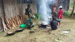 Masuk Dapur Mama Papua Satgas Yonif 521/DY Bantu Memasak dalam Rangka Perayaan Ulang Tahun PW Gereja Lacheroy Distrik Apalpsili Kabupaten Yalimo
