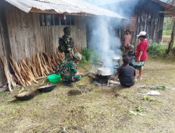 Masuk Dapur Mama Papua Satgas Yonif 521/DY Bantu Memasak dalam Rangka Perayaan Ulang Tahun PW Gereja Lacheroy Distrik Apalpsili Kabupaten Yalimo