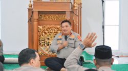 Wakapolda Maluku Mengajak Aggota Untuk Memakmurkan Mesjid pada Kegiatan Binrohtal Bersama Personel Muslim Polda Maluku
